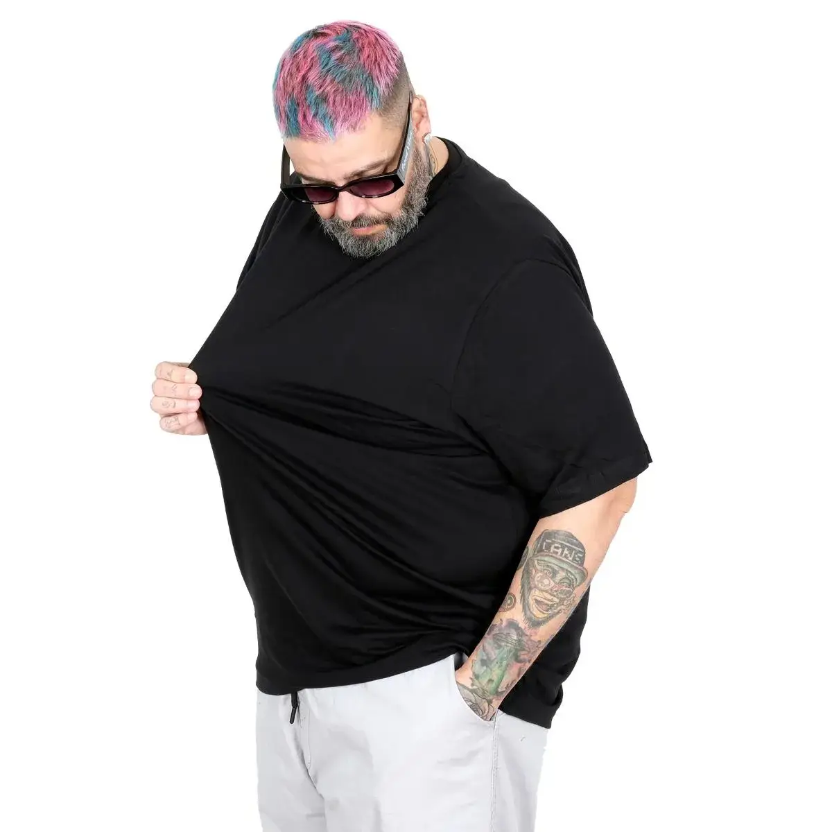 Crna muška majica velikih brojeva 4XL–10XL, bočni pogled