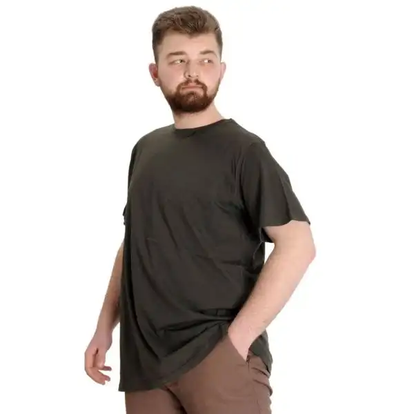 Maslinasto zelena muška majica velikih brojeva 4XL–10XL, bočni pogled