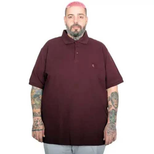 Bordo muška majica sa kragnom na modelu, opušten kroj, velike veličine 4XL–7XL