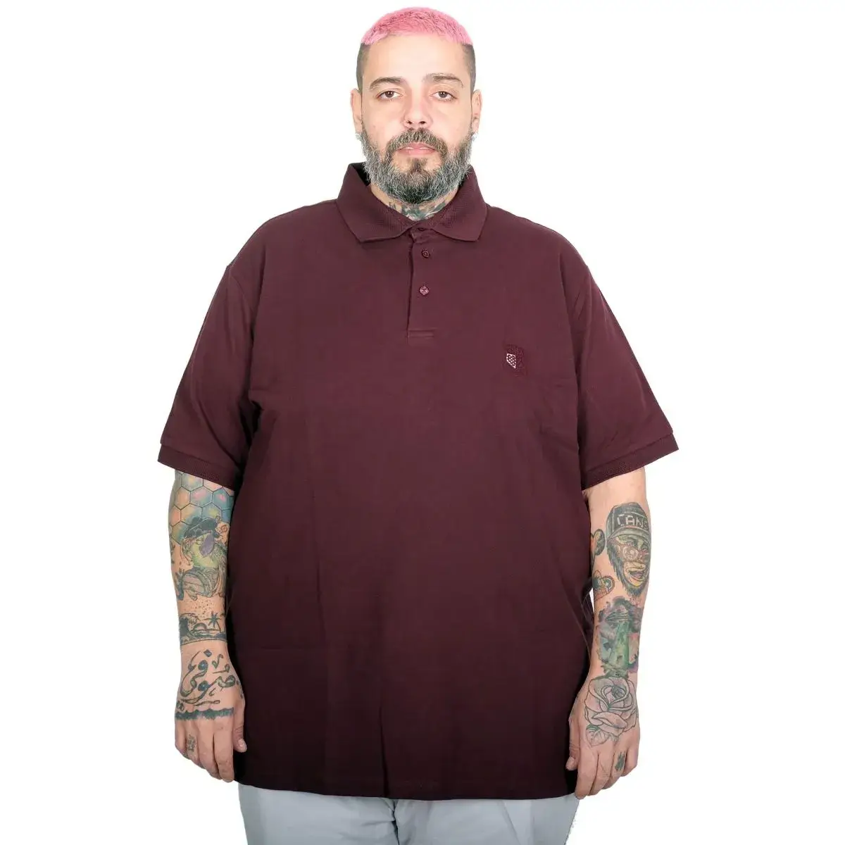 Bordo muška majica sa kragnom na modelu, opušten kroj, velike veličine 4XL–7XL