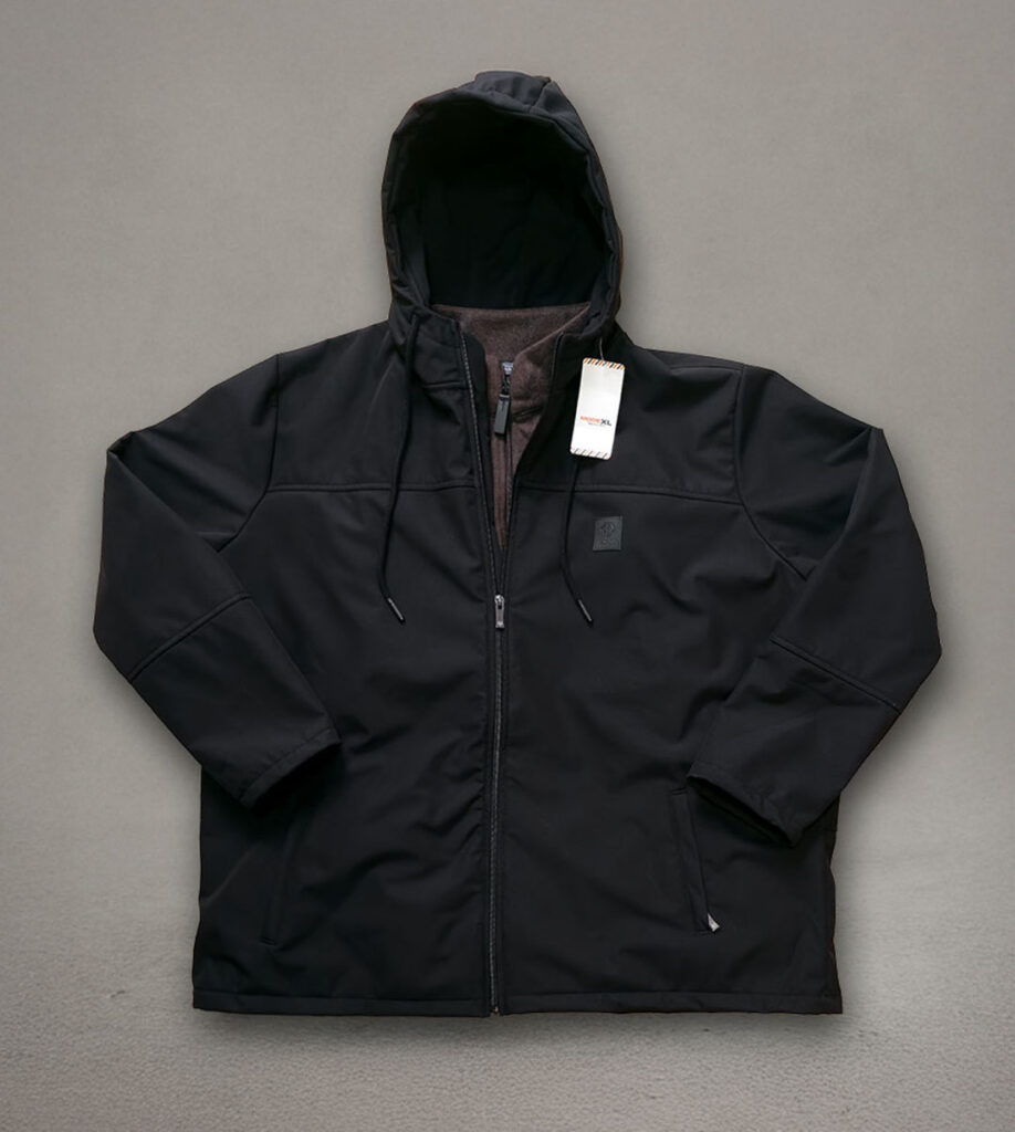 Crna vodootporna softshell jakna ModeXL fotografisana u flat layout stilu, prikazuje kapuljaču, rajsferšlus i prednje džepove. Model za velike veličine od 5XL do 10XL.