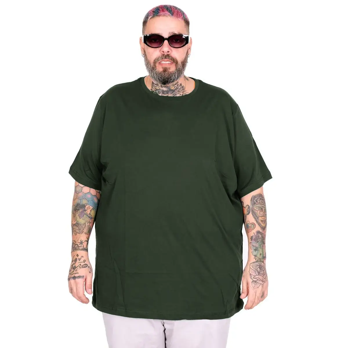 Tamno zelena muška majica sa okruglim izrezom na modelu, opušten kroj, velike veličine 4XL–10XL